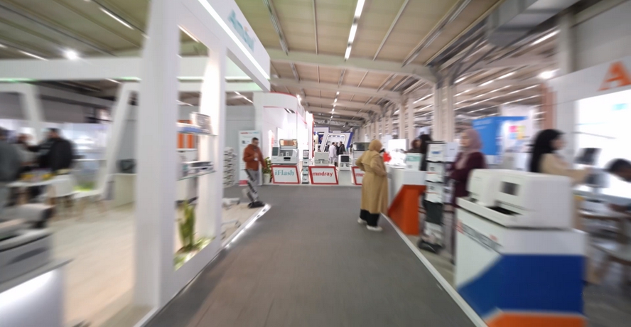 Une allée du pavillon bordée de stands
