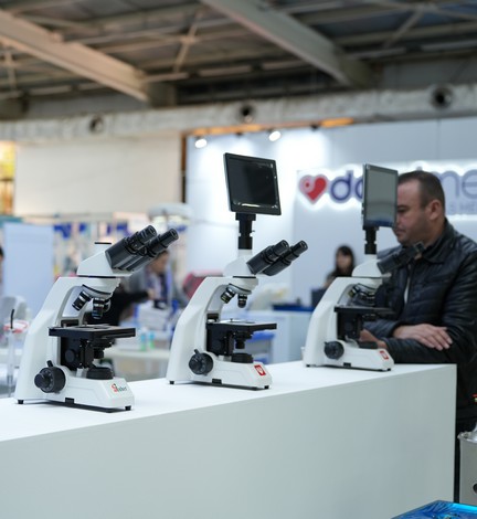 Microscopes présentés sur un stand